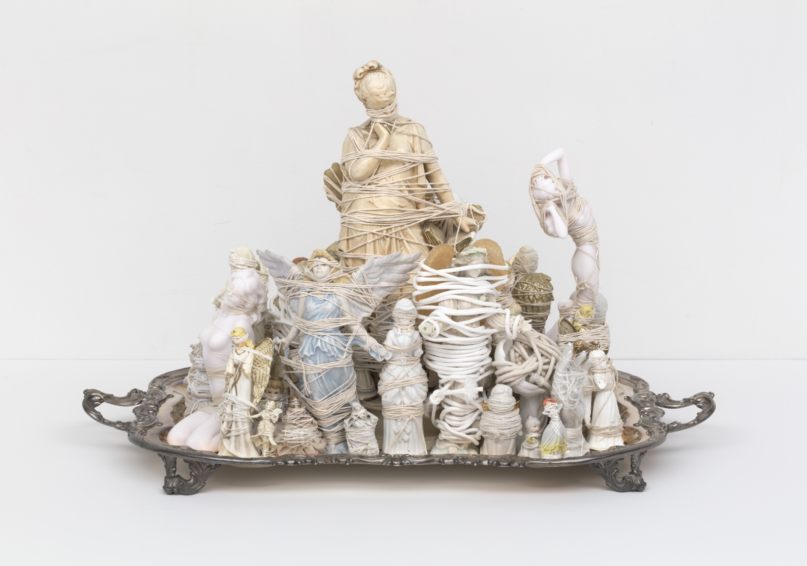 Portia Munson
Serving Tray #3, 2021
found figurines, string, rope, serving tray
13 x 26 x 16 ins.
33 x 66 x 40.6 cm