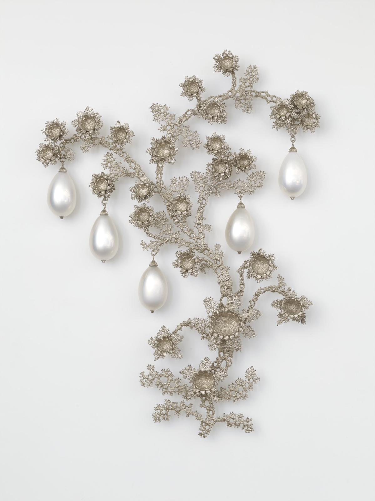 Timothy Horn
Tree of Heaven (lichen) IV, 2014
nickel-plated bronze, mirrored blown glass
80 x 60 x 8 in.
203.2 x 152.4 x 20.32 cm