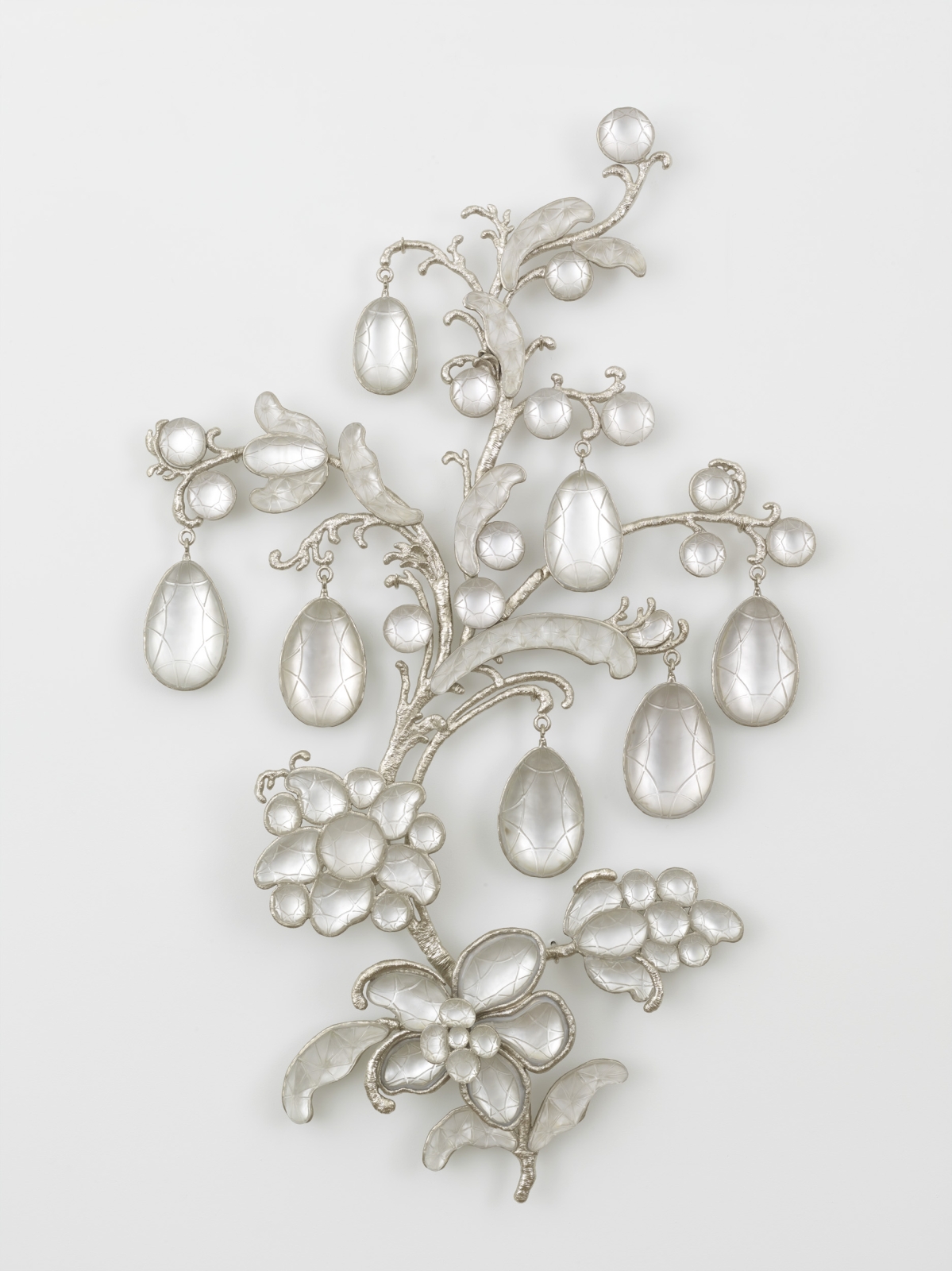 Timothy Horn
Silver Convention, 2015
nickel-plated bronze, lead crystal, silver foil
70 x 44 x 6 in.
177.8 x 111.76 x 15.24 cm