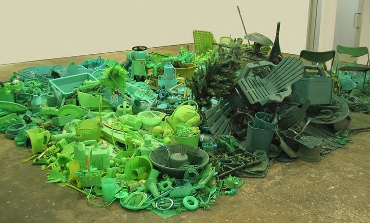 Portia Munson
Lawn, 2007
found green plastic
40 x 200 x 180 in.
101.6 x 508 x 457.2 cm